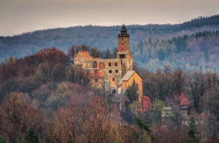 Powiat Wałbrzyski Hrad Grodno Hrad Grodno stojí na vrcholu Choiny (cca 450 m n.m.) v severní části Sovích hor a tyčí se nad údolím Svidnické Bystřice. Dějiny hradu Grodno se datují do pradávných dob.