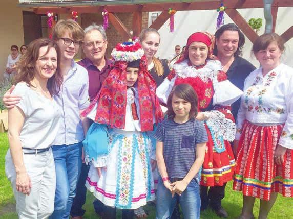 až po královský dům. Tuto cestu lemovaly krepové růže, které pokryly koně legrútů i samotného krále.