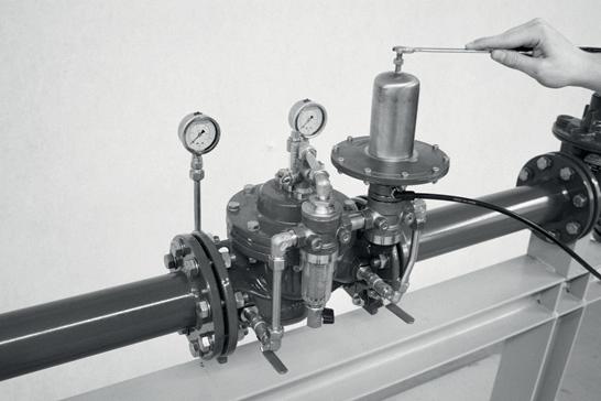 kontramatice (obr. 37). Obr. 34: Odvzdušnění ventilu 8. Plně otevřete uzavírací armaturu před regulačním ventilem. 9. Pomalu otevřete uzavírací armaturu za regulačním ventilem o 2 4 otáčky (obr. 35).