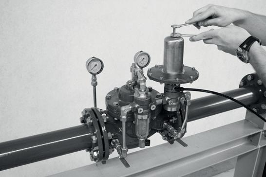 Nastavte požadovanou výšku vodní hladiny v nádrži tím, že budete pomalu otáčet ovládacím šroubem řídicího ventilu proti směru hodinových ručiček (obr. 36).