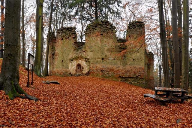 V parku se nachází mnoho ozdobných staveb například Čínský pavilon, socha Samsona, nebo tři novogotické brány. Dodnes je park jedním z nejlépe dochovalých svého druhu ve střední Evropě.