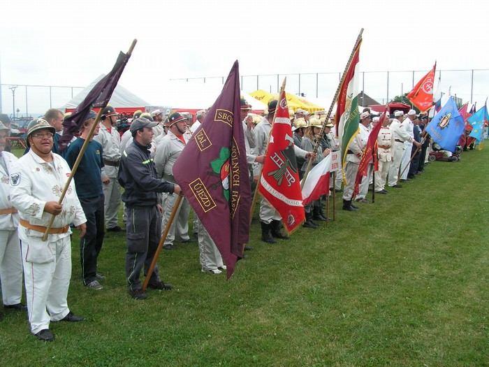 Koňky opět po roce V neděli 6. srpna v poledne nastoupilo ve sportovním areálu v Jámách rekordních 21 hasičských týmů v replikách historických uniforem.