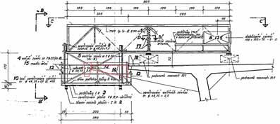 okraji mostovky (obr. 3). V příčném směru byla mostovka vyztužena příčnými žebry s osovou vzdáleností 3,5 m, které v sobě měly připravené kabelové kanálky pro příčné předpětí mostovky.