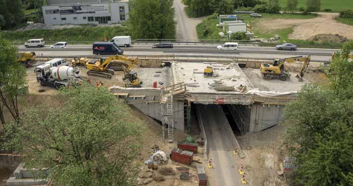 TÉMA TOPIC 20 Obr. 20 Výstavba nového dálničního monolitického mostu ev. č. D1-037 Fig. 20 Constructing a new monolithic highway bridge reg. no. D1-037 Obr. 21 Montáž nosníků na nadjezdu ev. č. D1-051 Fig.