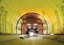 Výstavba raženého tunelu je technologicky značně komplikovanější: nejprve je potřeba provrtat se skrz překážku,