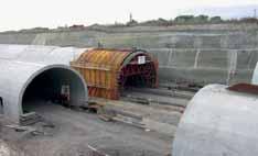 Segmenty se betonují ve výrobnách poblíž budoucího místa usazení, následně jsou loděmi převezeny, zaplaveny, usazeny