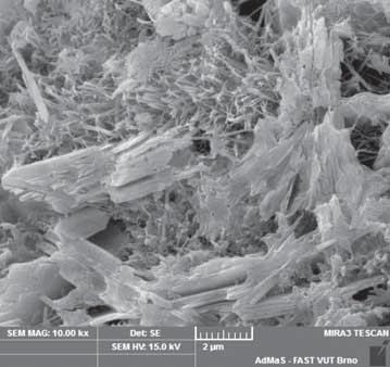 VĚDA A VÝZKUM SCIENCE AND RESEARCH Obr. 10a,b SEM snímek malty exponované v prostředí o zvýšené koncentraci CO 2 po pěti měsících Fig.