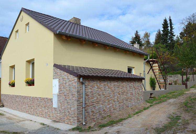 8) Rodinný dům, Třebonice Rodinný dům v Praze 5 Třebonicích s dispozicí 4+kk.