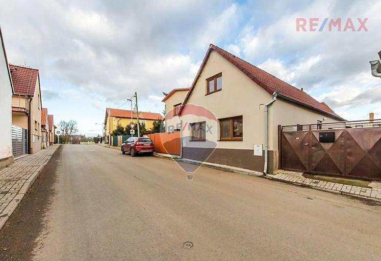 2) Rodinný dům, Dobříč, okres Praha-západ Rodinný dům v obci Dobříč. Jedná se o dům postavený začátkem 20.století z kamene a pálených cihel.