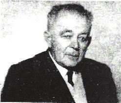 Po absolvování vyšší reálky v Táboře vystudoval Vysokou školu veterinární v Brně, kterou ukončil jako jeden z prvních absolventů v roce 1927.
