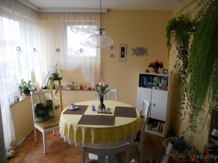 NP se nachází kuchyň s jídelní částí a balkónem, koupelna a WC, schodiště. 2.