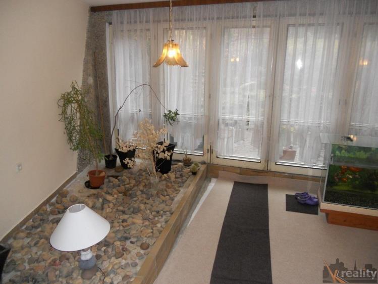 koupelna a WC, schodiště. 3.NP - ložnice, vstup na půdu. V celém domě je podlahové vytápění.