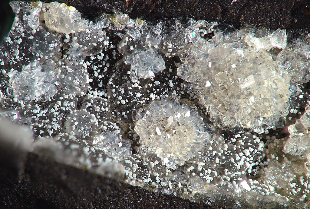 Tvoří klasické klencové krystaly (obr. 17), jen ojediněle byly zjištěny fakolitové srostlice. Zajímavostí jsou vzácné, netypické, úzké až tabulkovité krystaly chabazitu.