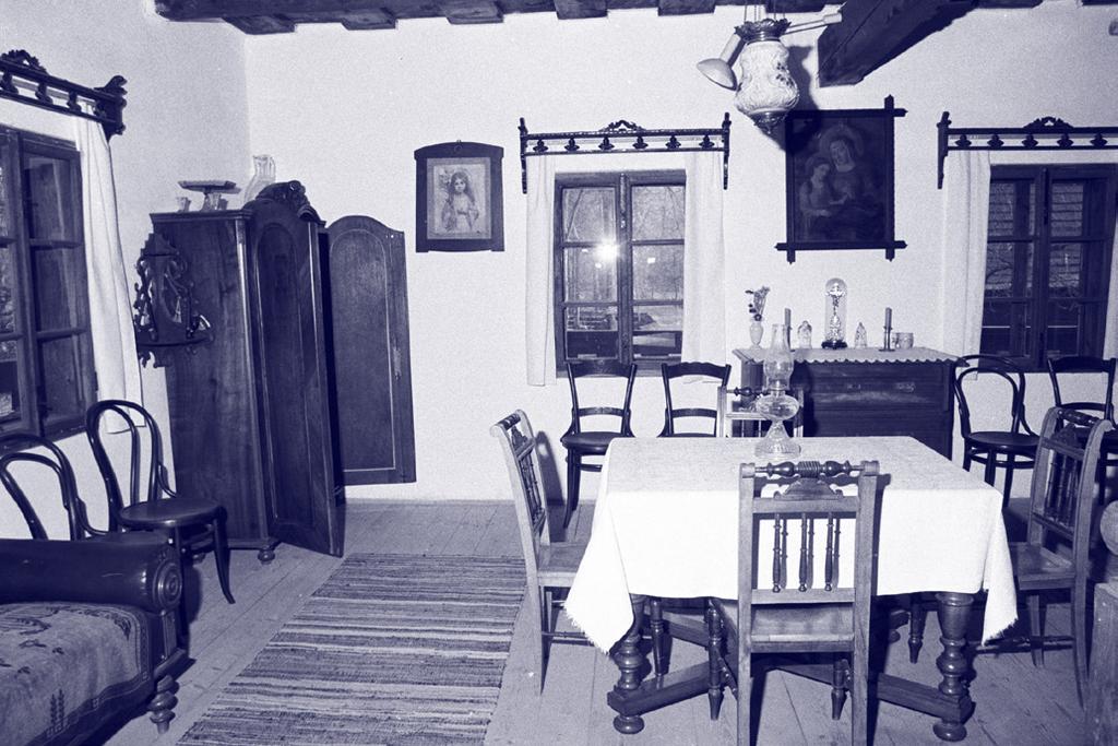 Vědecká rekonstrukce zařízení patrové komory karlovického fojtství po roce 1907, 1986 (foto B.