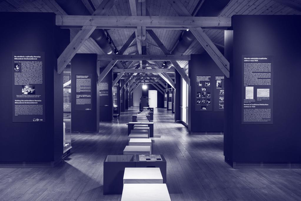 Poslední třetina expozice je zaměřena na bohatou rozmanitost tradičního oděvu, jak u součástí mužského a ženského kroje, tak u jejich doplňků.