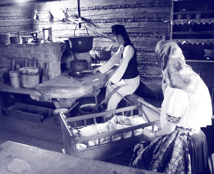piętrze pokoje gościnne); przeniesiona w 1998 roku z innej części Jaworzynki (nr 354) drewniana chałupa z 1920 roku (dach dwuspadowy, kryty drewnianymi szyndziołami, konstrukcja zrębowa z sienią
