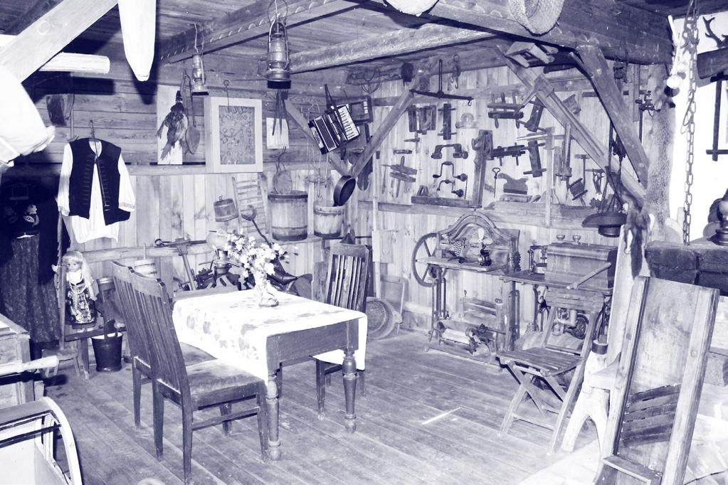 Skansen staroci w Kisielowie sensie implikuje też nazwa Skansenu staroci w Kisielowie, udostępnionego dla zwiedzających przez Helenę Bojdę w połowie lat 90. XX wieku.