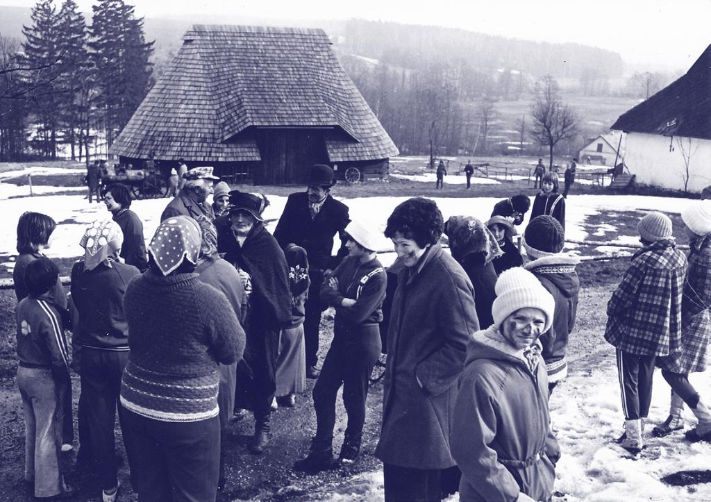 Masopust na Veselém Kopci, 1980 (fotoarchiv SLS Vysočina) jsme spolupracovali s folklorními soubory, jež vystupovaly v areálu rodící se expozice.