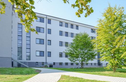 Za hezkého počasí se mohou lidé projít venku nebo posedět na zahradě v krásném novém altánu. K dispozici je fyzioterapeut, přibude senzomotorická místnost. Centrum funguje jako samostatná komunita.