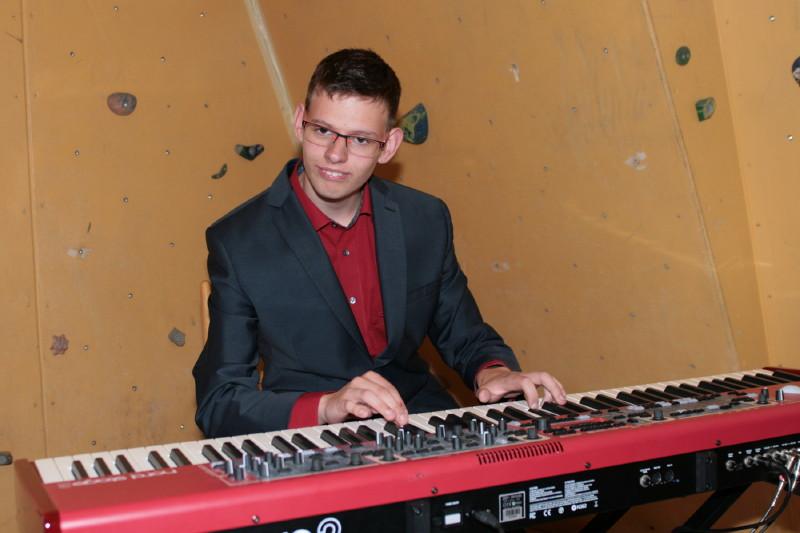 Autistický geniální pianista Denis Szalbo K vidění byly i prostory chráněného pracoviště, keramické a