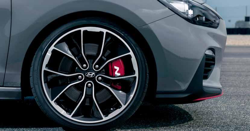 Mezi ně patří například elektrický posilovač uložený na hřebenové tyči, který zaručuje bezprostřední spojení s vozovkou a vysokou preciznost řízení.