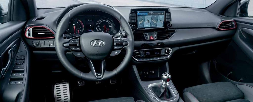 Sportovní kokpit. Kokpit modelu Hyundai i30 Fastback N nabízí vše pro maximální ovladatelnost i komfort.