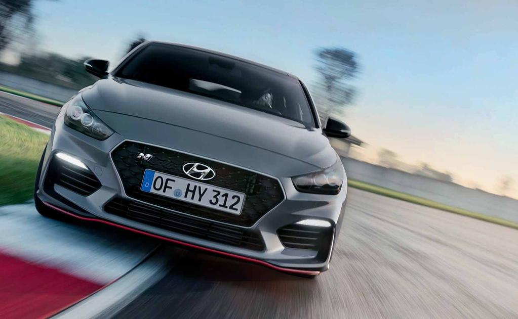 Hyundai i30 Fastback N disponuje LED světlomety s LED denním svícením, které zajišťují vynikající