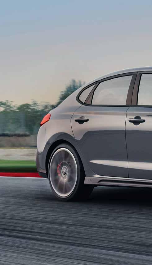Radost z výkonu. Hyundai i30 Fastback N dosahuje pozoruhodné dynamiky díky přeplňovanému motoru 2,0 l s přímým vstřikováním, velmi pohotovými reakcemi a výkonem až 275 k.