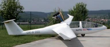 TST-8 Alpin D Dvoumístný ultralehký větroň pro rekreační létání a pro výcvik, středoplošník smíšené konstrukce s ocasními plochami tvaru T a s pevným přistávacím zařízením.