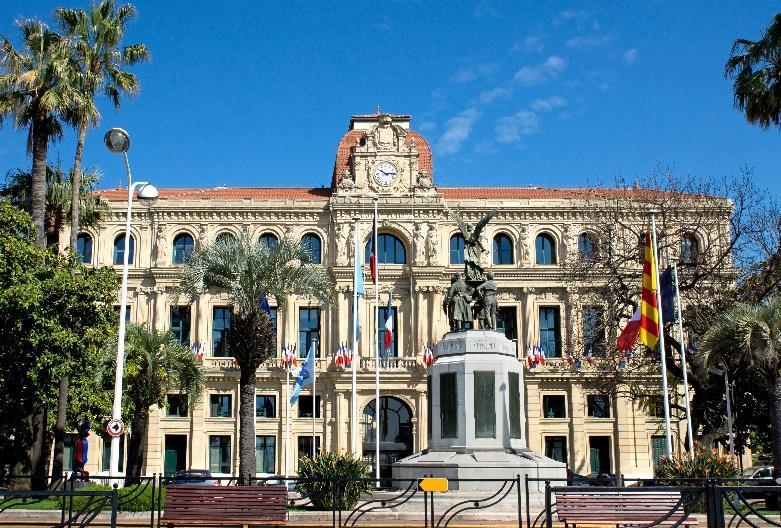 vyhlídkové plavby. Milovníci umění mohou navštívit muzeum Petit Palais s bohatou sbírkou středověkého a renesančního malířství a sochařství.
