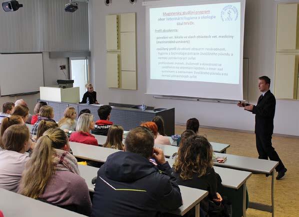 Chloupek, který následně zodpovídal dotazy budoucích studentů FVL.