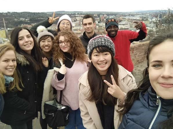 People come, people go, takže na oplátku i k nám se cizí studenti přijíždějí poučit, jak to chodí.