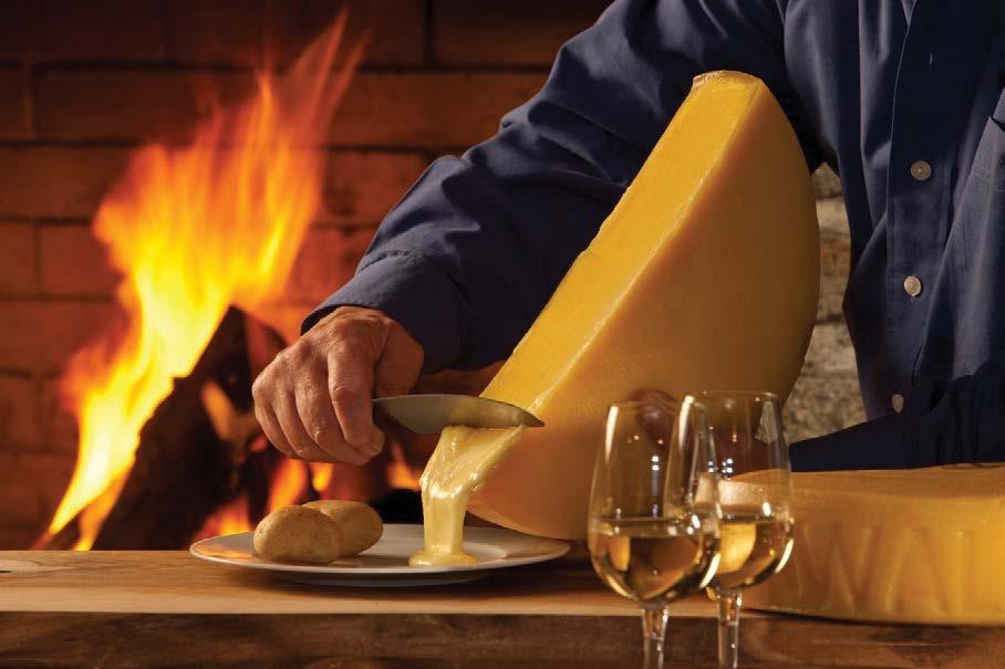 Tradiční podávání sýru Raclette ději selskou verzi raclette zapečeného s bramborami? Je to jednoduché, syté, ale proklatě voňavé jídlo. Nakonec, který vyzrálý sýr intenzivně nevoní?