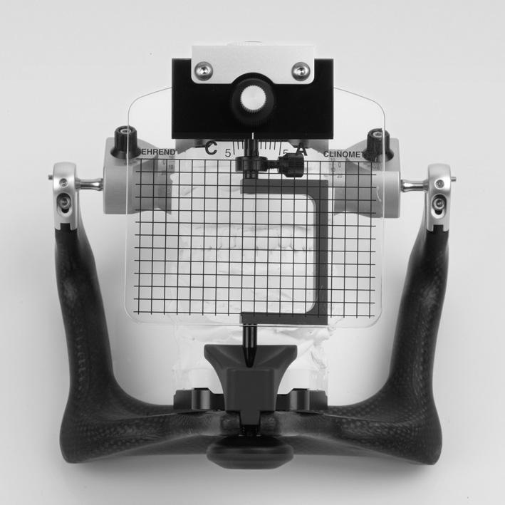POUŽITÍ 5.2 Laboratorní Clinometer 5.2.1 Přenesení modelu do artikulátoru Artex Model horní čelisti zaartikulujte pomocí registrátu obličejového oblouku.