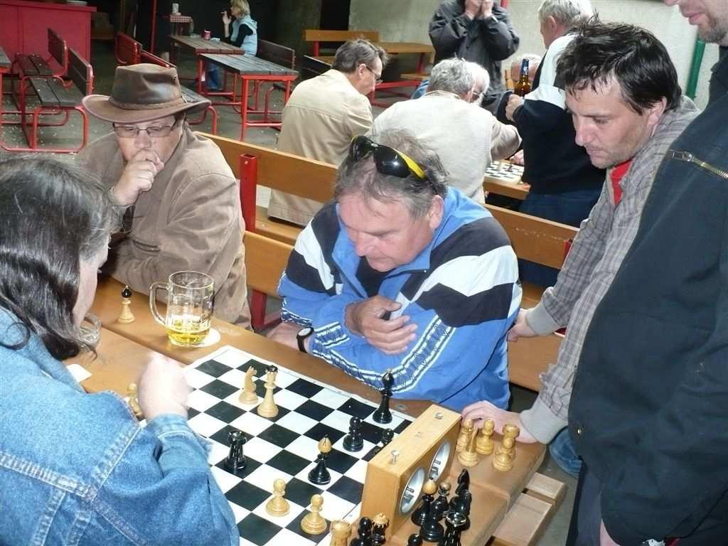 Hodnocení bleskovek vede Slámič se 17 b o bod před Romanem a další dva před Petrem Tr a Liborem. Do čela soutěže amatérů se vypracoval Punkva o bod před Zdeňka Přikryla a o 4 body před Tondu.