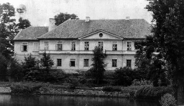HISTORIE Navazujeme na práci církevního Spolku pro péči o sirotky, který areál bývalého zámečku v Praze -Horních Počernicích koupil a od roku 1927 do roku 1947 v něm provozoval sirotčinec.