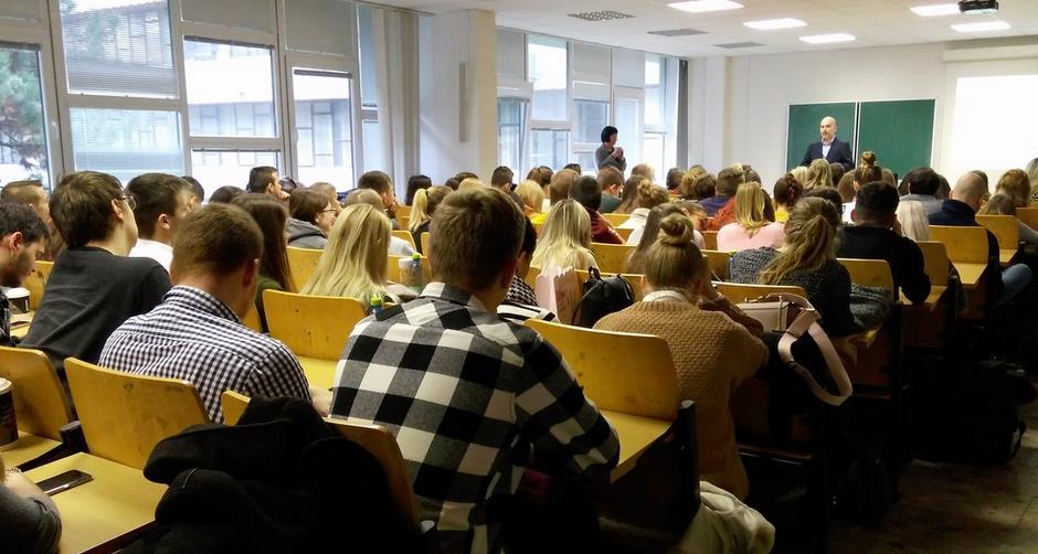 FORUM STATISTICUM SLOVACUM 2/208 77 Ob. 2: Pohľad do audotóia počas pásma pednášok pe študentov Analytika očami pofesionálov.