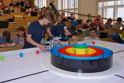 Student našeho gymnázia Šimon Prudil se soutěže zúčastnil jako člen týmu složeného i ze studentů dalších škol (u nás nebyl dostatek zájemců), řešili úlohu Svalem na robota,
