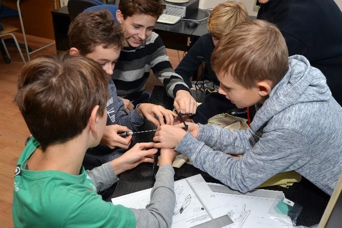 .. Stavba auta 1:10 servo řízení Stavba auta