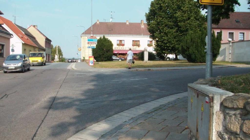 Obrázek 17: Fotografie předmětné lokality, stávající stav Křižovatka ulic Tyršova Husova Otakara Březiny Nesourodá, neřízená křižovatka, prakticky s pěti komunikačními rameny, kdy hlavní
