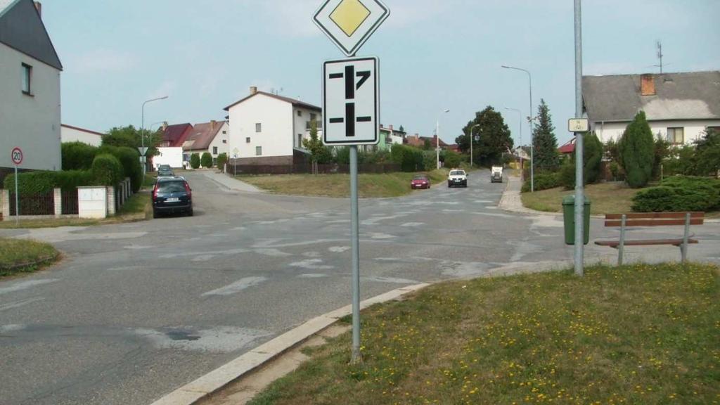 Značná rozlehlost křižovatky zvyšuje nepřehlednost a komplikuje průjezdy křižovatkou z vedlejších komunikací.