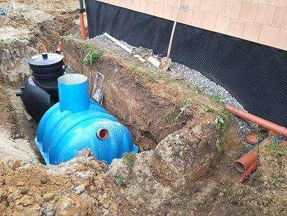 nádrže je nutno usadit tak, aby nátoky a odtoky pro propojovací potrubí mělo spád 2 3%, tzn. cca.