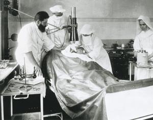 V roce 1920 doktor Anton Elschnig (Praha) zveřejnil svoji sérii perforujících keratoplastik.