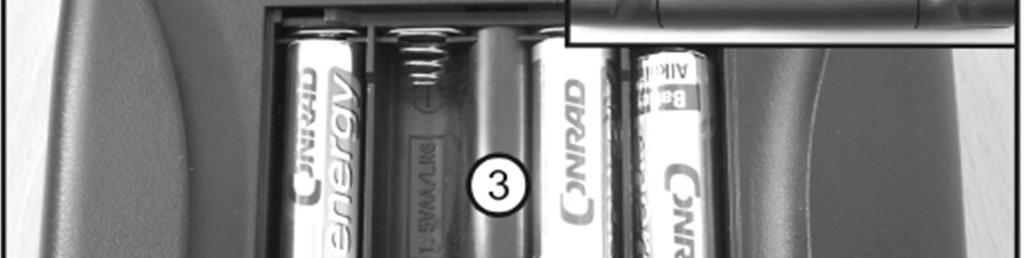 Příslušné značení (3) najdete ve spodní části schránky baterií. Po vložení baterií nasaďte kryt schránky nejdříve spodním okrajem na kryt vysílače a poté ho zatlačte dolů a nechte zaklapnout na místo.