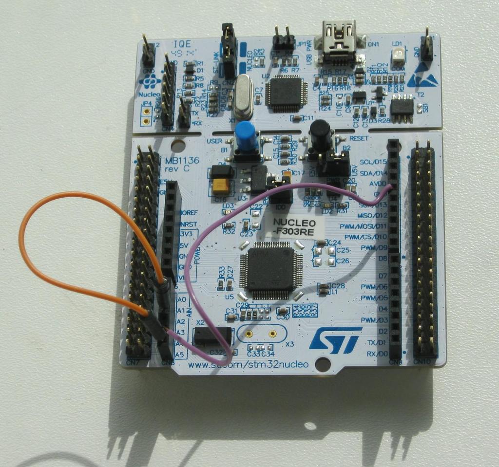 Kit Nucleo STM32F303 RE a vestavěný STLink 2-1 USB rozhraní na STLink 2-1 debug.