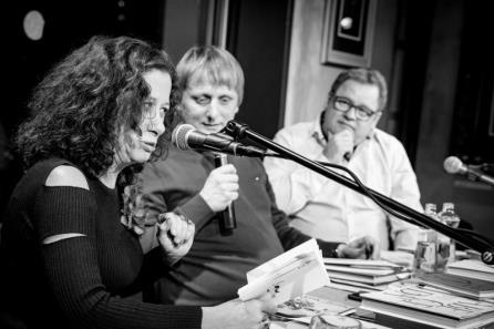 Jednou měsíčně si zve zajímavé hosty a vážně i nevážně se věnuje poezii psané, ale i poezii