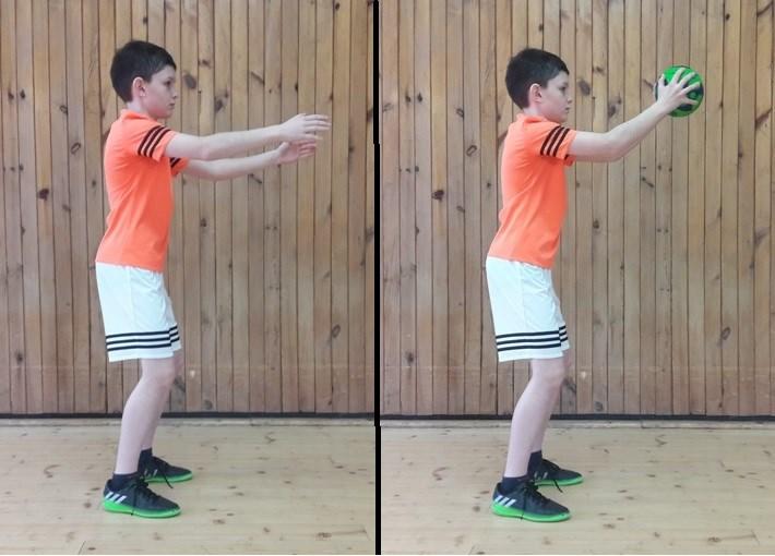 velikostí míče o průměru cca 10cm. Nadhazovač hází spodním obloukem míč testovanému směrem na prsa.