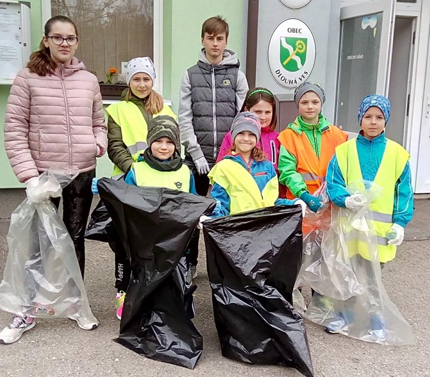 Čistá Vysočina V letošním roce se opět členové mladých hasičů a členové mysliveckého sdružení zapojili do akce Čistá Vysočina - uklízení odpadu podél silnic.