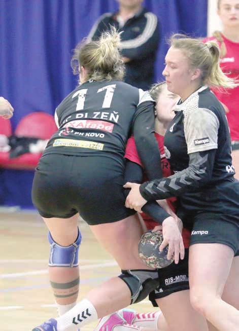 Brutální zákrok sudí nechal v klidu Brutální zákrok na Jarmilu Sedlákovou zastínil výsledek prvoligového souboje mezi házenkářkami Kunovic a Plzní.