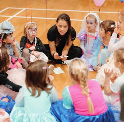 Speciální dětský narozeninový raut, celá řada doprovodných aktivit dle vašeho výběru: sportovní hry, kreslení, keramika, mini disco, malování na obličej, kouzelník a další.